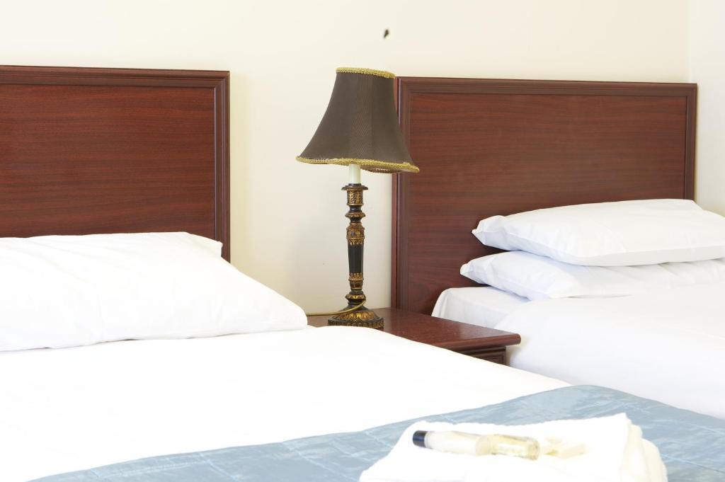 The George & Horn Near Newbury Hotel Kingsclere Room photo